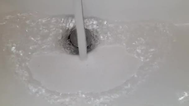 Voda Tekoucí Kohoutku Dřezu Koncept Vysoké Spotřeby Vody — Stock video