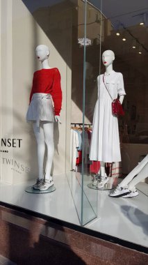 Bahar koleksiyonu kıyafetleri içinde güneş ışığında vitrindeki vitrin mankenleri. Ukrayna Kiev, V. Vasylkivska, 30 yaşında. Moda butiği 