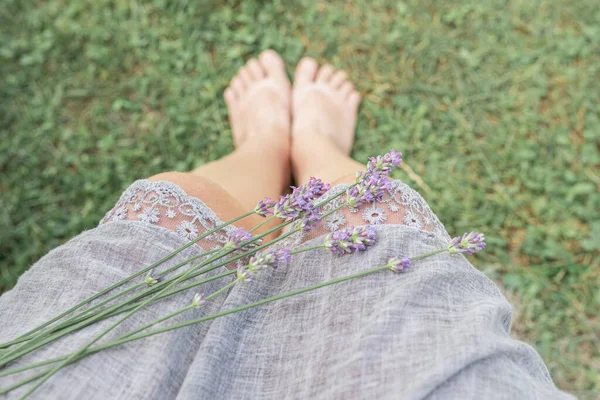 Nogi Trawie Bukiet Lawendy Fakturze Kobiecej Sukienki Koronką Naturalna Ekologiczna — Zdjęcie stockowe