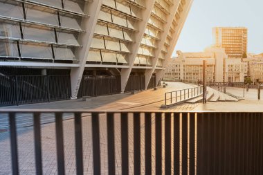 Şehrin üzerindeki batan güneş.. 