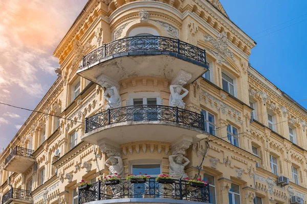 Fassade Eines Europäischen Hauses Mit Stuck Und Atlanten Barockstil — Stockfoto