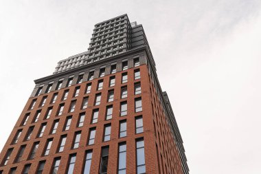 Gri gökyüzüne karşı otantik kırmızı tuğla ev