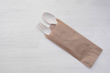 Eko ambalajlı plastik çatal bıçak takımı.