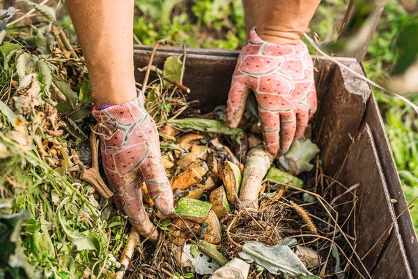 Man Hands Raking Compost Pile Backyard Shows Enriched Soil — Stock Photo, Image