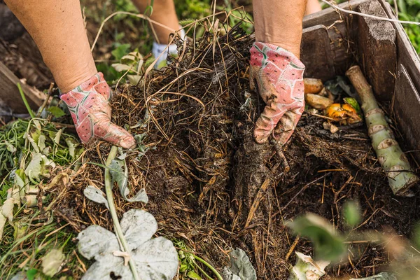 Man Hands Raking Compost Pile Backyard Shows Enriched Soil — Stock Photo, Image