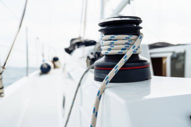 Yelkenli yattaki halyard vinci bulanık arkaplan