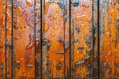 Su damlaları olan ahşap tahtalar, neme karşı koruyucu yağ ile kaplı.