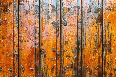 Su damlaları olan ahşap tahtalar, neme karşı koruyucu yağ ile kaplı.