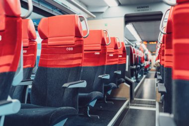 Viyana, Avusturya, Kasım 2025, Avusturya Federal Demiryolları logosu tren vagonunda..