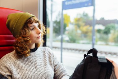 Hafta sonu tren gezisi. Mobil uygulamayı kullanarak hafta sonu tren yolculuğu, seyahat, bilet rezervasyonu