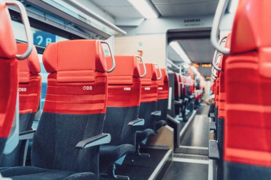 Viyana, Avusturya, Kasım 2025, Avusturya Federal Demiryolları logosu tren vagonunda..