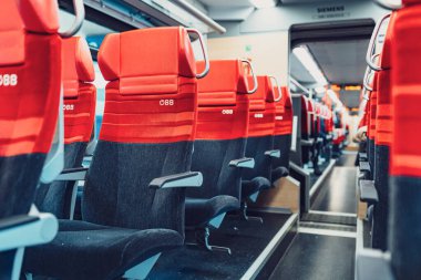 Viyana, Avusturya, Kasım 2025, Avusturya Federal Demiryolları logosu tren vagonunda..