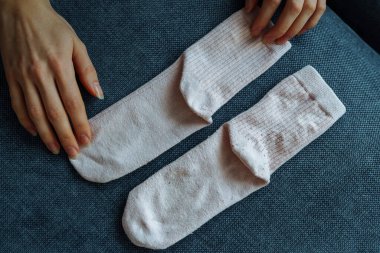 İki eski çorap, biri temizlendi, diğeri temizlenmedi.