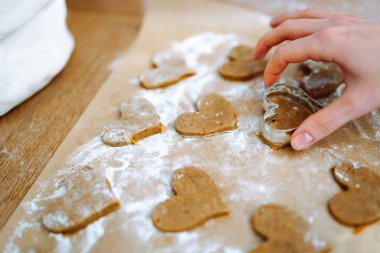 Kalp şeklinde zencefilli kurabiye yapmak, ev yapımı pişirilmiş ürünler kendi ellerinizi yapmak.