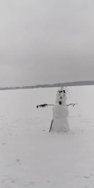 Снеговик Замерзшем Озере Один Человек — стоковое фото
