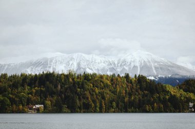 Karla kaplı dağ tepelerinin manzarası Gölün arka planına karşı Kanlı.