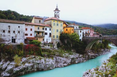 Güzel Soa nehrinin muhteşem manzarası. Köprü üzerinde çarpıcı yeşil su var..