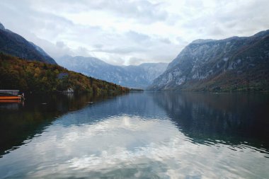 Güzel dağların manzarası ve mavi gökyüzü ile Bohinj Gölü