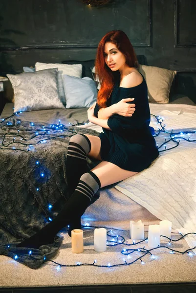 Femme Rousse Rester Maison Confortable Seul Pour Célébrer Nouvel Couché — Photo