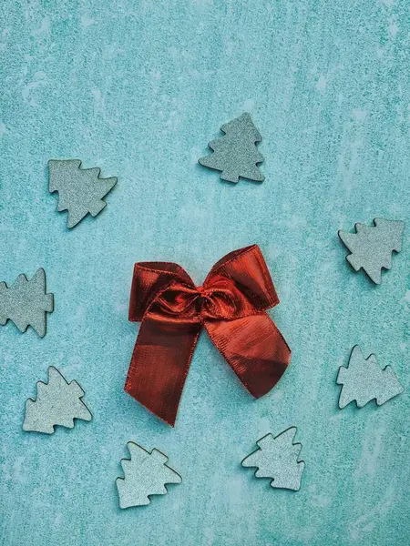 Vánoce Nový Rok Modré Pozadí Červeným Lukem Dekorace Vánočních Stromků — Stock fotografie