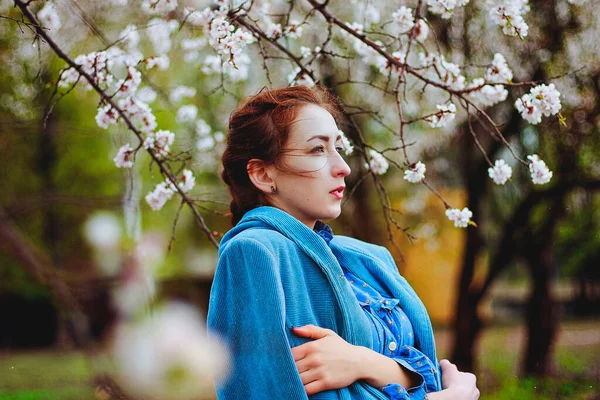 Портрет Рудої Молодої Жінки Синьому Пальто Ретро Сукні Дощовому Весняному — стокове фото