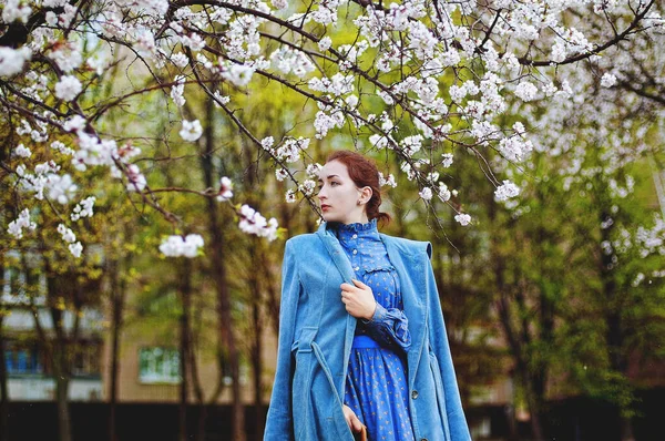 Портрет Рудої Молодої Жінки Синьому Пальто Ретро Сукні Дощовому Весняному — стокове фото