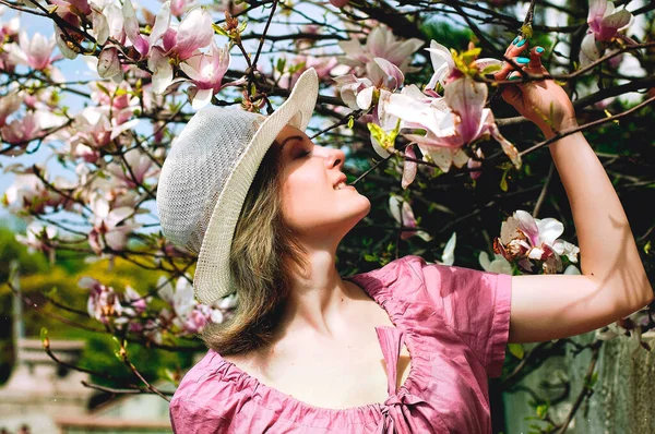 Ritratto Giovane Donna Attraente Nel Giardino Primaverile Con Magnolie Fiore — Foto Stock