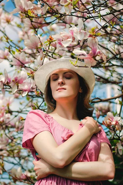 Ritratto Giovane Donna Attraente Nel Giardino Primaverile Con Magnolie Fiore — Foto Stock