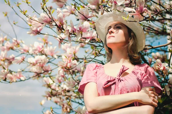 Retrato Mujer Joven Atractiva Jardín Primavera Con Magnolias Florecientes Fondo — Foto de Stock