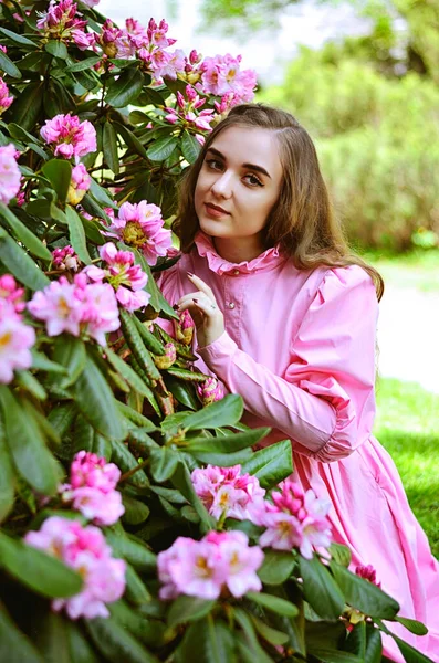 Ritratto Giovane Donna Attraente Nel Giardino Primaverile Con Fiori Rosa — Foto Stock