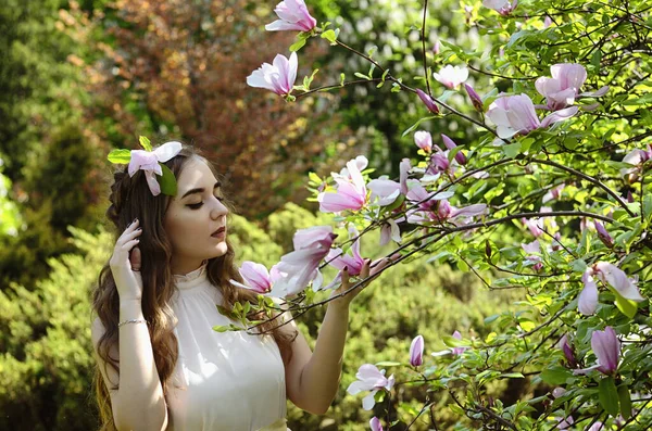 Portret Młodej Atrakcyjnej Kobiety Wiosennym Ogrodzie Kwitnącymi Magnoliami Wiosenne Tło — Zdjęcie stockowe