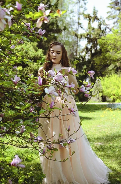 Retrato Jovem Mulher Atraente Jardim Primavera Com Magnólias Florescentes Fundo — Fotografia de Stock