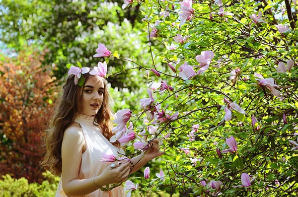 Ritratto Giovane Donna Attraente Nel Giardino Primaverile Con Magnolie Fiore — Foto Stock