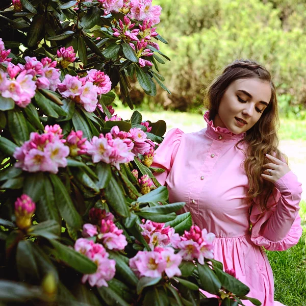 Ritratto Giovane Donna Attraente Nel Giardino Primaverile Con Fiori Rosa — Foto Stock