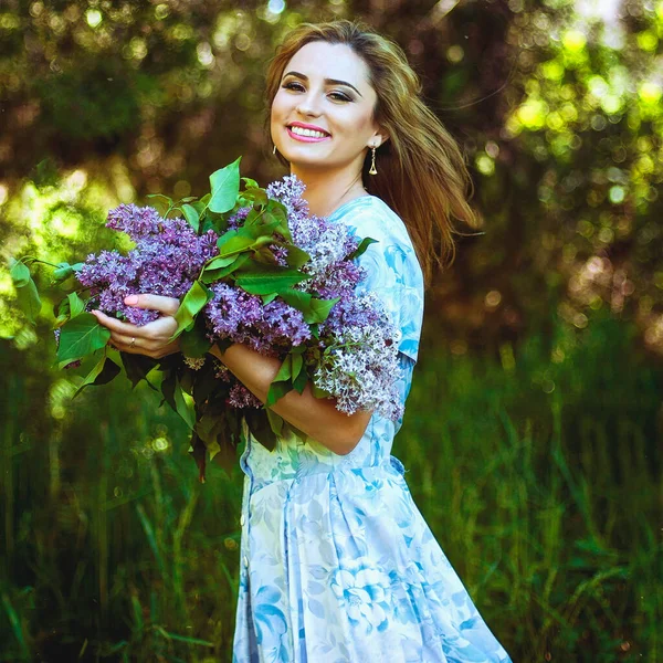 Ritratto Giovane Donna Attraente Nel Giardino Primaverile Con Mazzo Lilla — Foto Stock