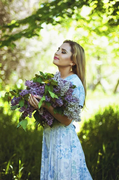 Ritratto Giovane Donna Attraente Nel Giardino Primaverile Con Mazzo Lilla — Foto Stock