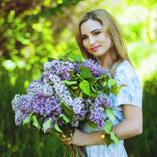Portret Młodej Atrakcyjnej Kobiety Wiosennym Ogrodzie Bukietem Bzu Wiosenne Tło — Zdjęcie stockowe