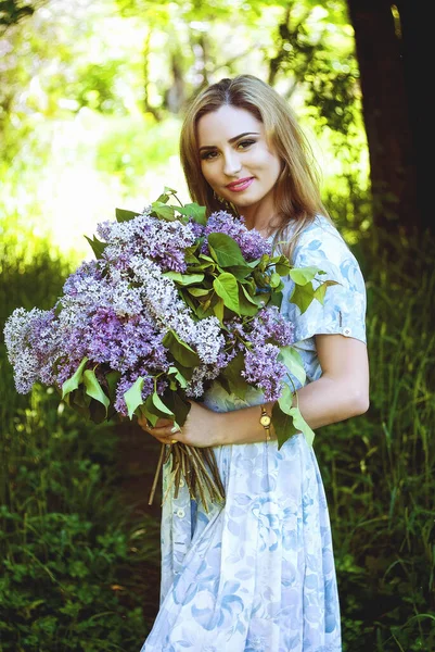 Ritratto Giovane Donna Attraente Nel Giardino Primaverile Con Mazzo Lilla — Foto Stock