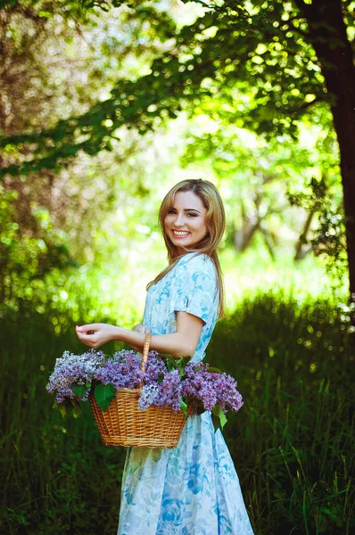 Ritratto Giovane Donna Abito Blu Giardino Primaverile Con Cesto Pieno — Foto Stock