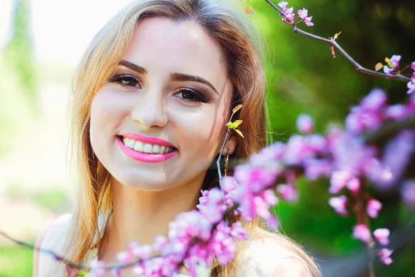 Portret Młodej Atrakcyjnej Kobiety Wiosennym Ogrodzie Kwitnącymi Różowymi Kwiatami Wiosenne — Zdjęcie stockowe