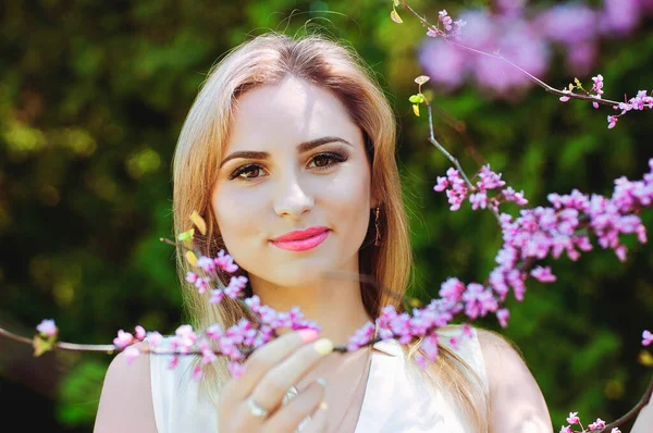 Portret Młodej Atrakcyjnej Kobiety Wiosennym Ogrodzie Kwitnącymi Różowymi Kwiatami Wiosenne — Zdjęcie stockowe