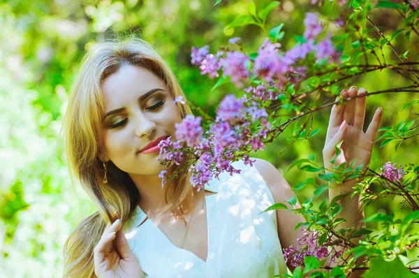 Portret Młodej Atrakcyjnej Kobiety Wiosennym Ogrodzie Bukietem Bzu Wiosenne Tło — Zdjęcie stockowe