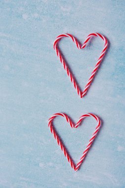 Neşeli mavi arka plan. Tatlı şekerlerin kalbi. Noel kartı. Sevgililer Günü. 14 Şubat. Düz yatış, üst görünüm.