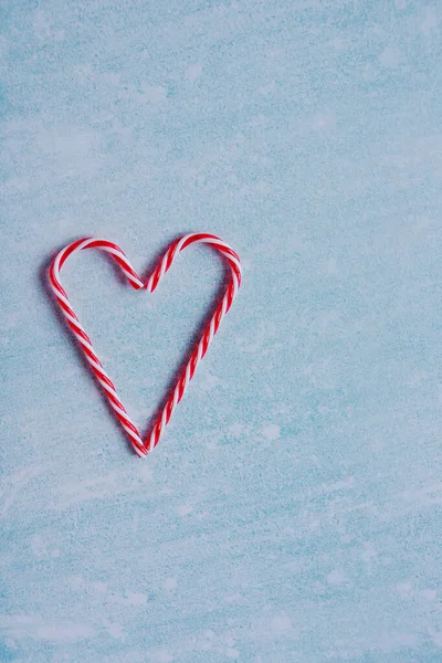 Festlich Blauer Hintergrund Herz Aus Süßen Bonbons Weihnachtskarte Valentinstag Februar — Stockfoto