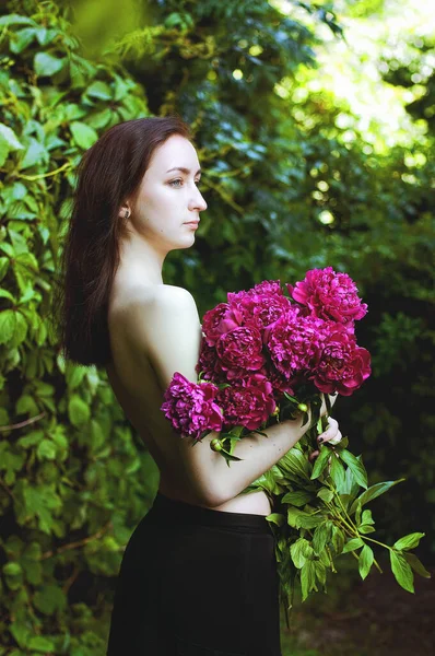 Ritratto Giovane Donna Attraente Nel Giardino Primaverile Con Bouquet Peonie — Foto Stock