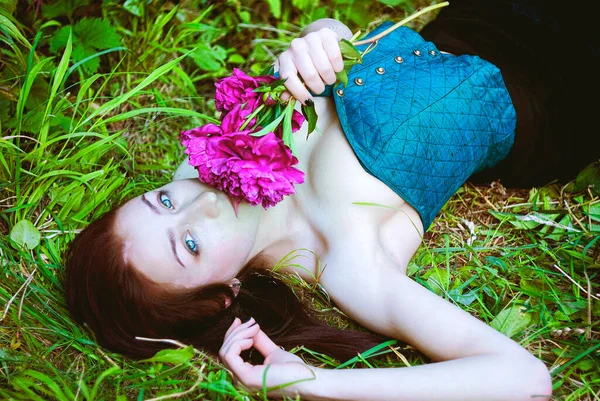 Ritratto Giovane Donna Attraente Nel Giardino Primaverile Con Peonie Rosa — Foto Stock