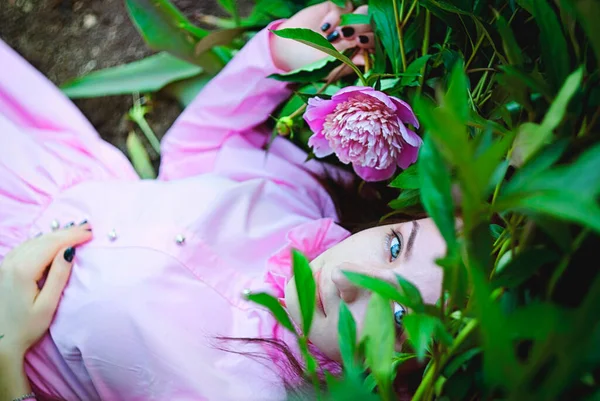 Ritratto Giovane Donna Attraente Nel Giardino Primaverile Con Peonie Rosa — Foto Stock