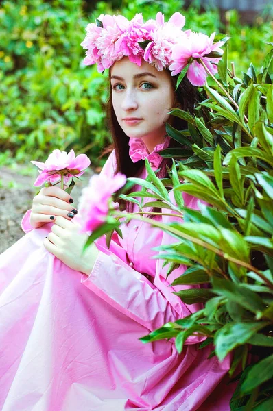 Портрет Молодої Привабливої Жінки Весняному Саду Букетом Квітучих Рожевих Півоній — стокове фото
