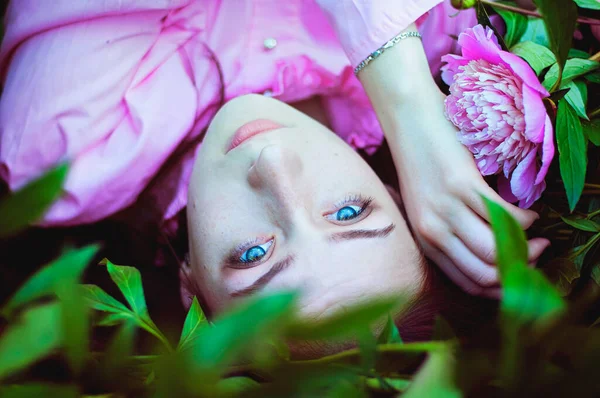 Ritratto Giovane Donna Attraente Nel Giardino Primaverile Con Peonie Rosa — Foto Stock