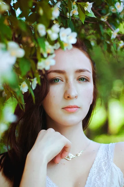 Portret Młodej Atrakcyjnej Kobiety Wiosennym Ogrodzie Krzakami Pachnącego Jaśminu Wiosenne — Zdjęcie stockowe